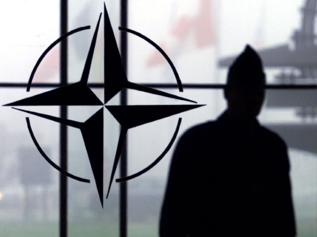 НАТО перебросит еще четыре тысячи военных к границам РФ