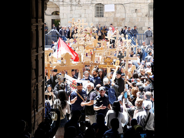 К храму Гроба Господня в Иерусалиме направляются тысячи паломников, ожидающих увидеть чудо