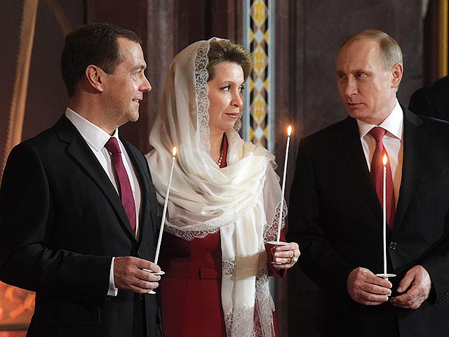 Президент России Владимир Путин и премьер Дмитрий Медведев поздравили православных христиан с Пасхой