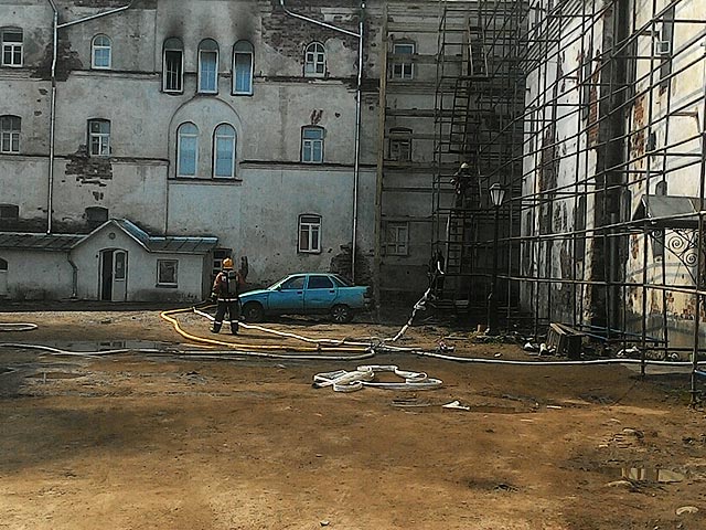 Пожар в историческом здании на Валааме был локализован после обрушения крыши, сообщило МЧС