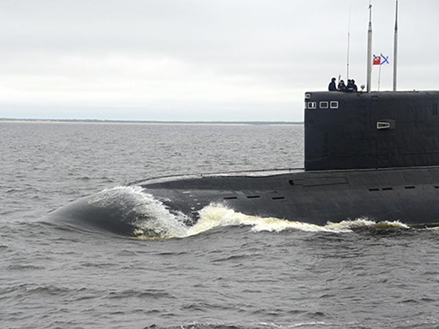 В Twitter латвийской армии говорится, что речь идет о подводной лодке класса "Кило" (проект 877 "Палтус" или 636 "Варшавянка") и буксира "Виктор Конецкий" (водоизмещение 1300 т), которые шли через исключительную экономическую зону Латвии