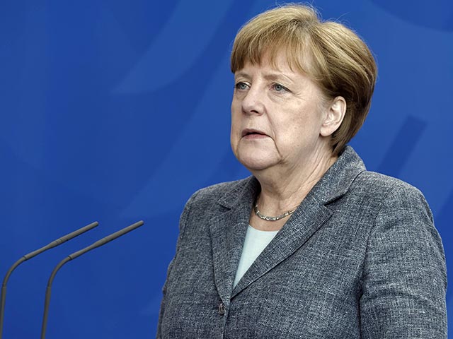 Канцлер Германии Ангела Меркель во время визита в Токио в марте 2015 года предложила японскому премьер-министру Синдзо Абэ вступить в НАТО