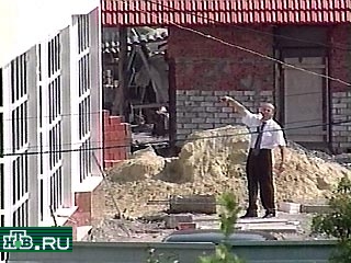 Террористы, которые сутки назад захватили в сочинском поселке Лазоревское заложников, отпустили двоих человек и сняли требование о деньгах
