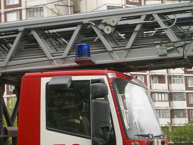 Агентству "Москва" в спасательном ведомстве сообщили, что людей освобождали при помощи "пожарных лестниц"