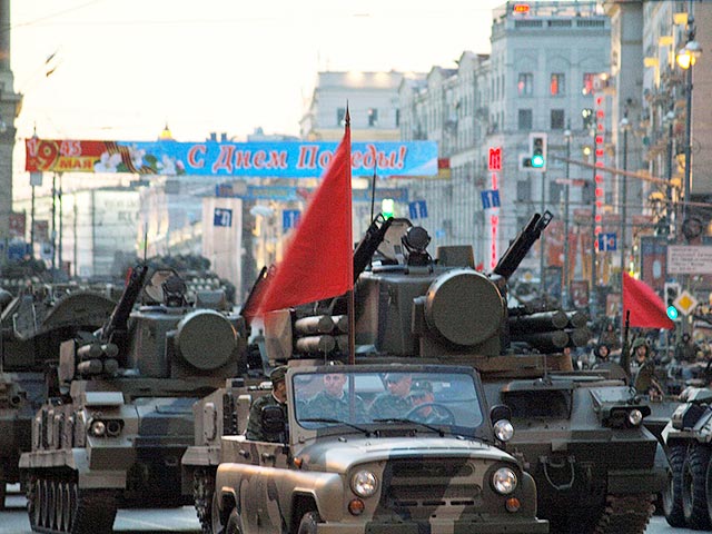 Предстоящий военный парад Победы на Красной площади в Москве, посвященный 71-й годовщине окончания Великой Отечественной войны, пройдет без прошлогоднего размаха и обойдется в 210 млн рублей
