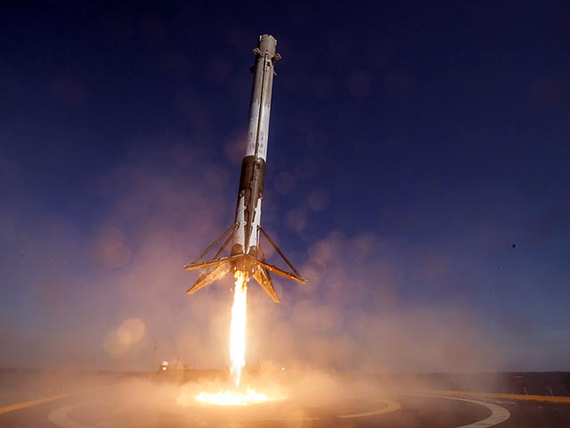 Компании SpaceX уже во второй раз удалось успешно осуществить управляемый спуск нижней ступени Falcon 9 на морскую платформу в Атлантическом океане