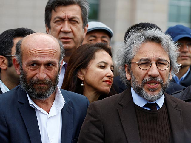 Стамбульский суд приговорил журналистов Джана Дюндара и Эрдема Гюля к тюремному заключению за раскрытие государственной тайны