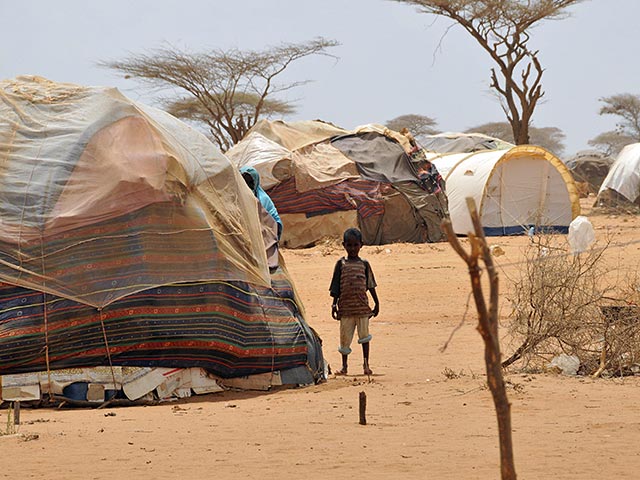 Решение касается и лагеря Дадааб - самого большого в мире лагеря беженцев на границе с Сомали, где живут более 300 тысяч человек. Всего же без жилья останутся около 600 тысяч человек