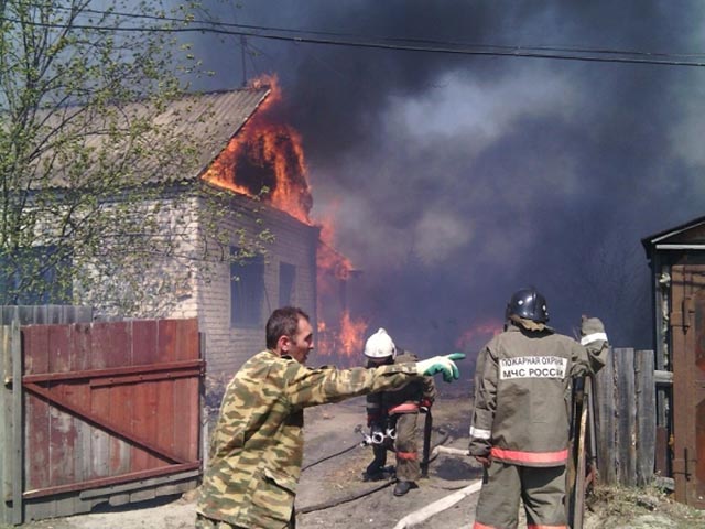 Пущенный неизвестными пал уничтожил десять домов на двух улицах села Малиновка в Амурской области