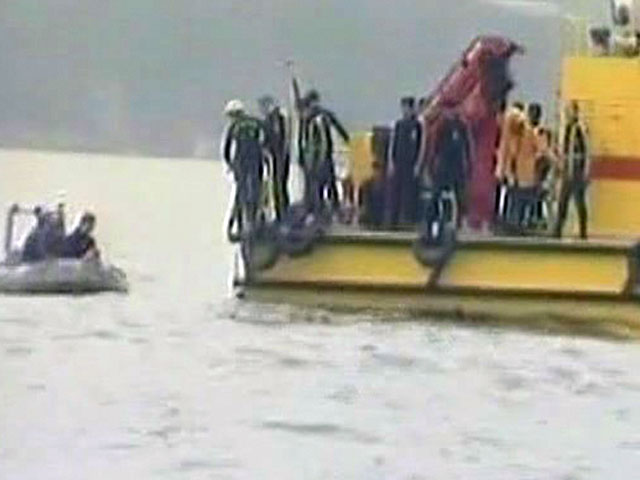 Спасателям удалось вытащить из воды двух человек с затонувшего Lu Rong Yu