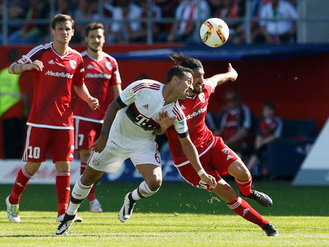 Мюнхенская "Бавария" досрочно гарантировала себе титул чемпиона Германии, победив со счетом 2:1 в гостях клуб "Ингольштадт" в матче 33-го тура немецкой Бундеслиги
