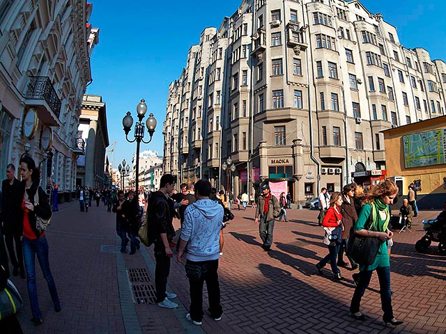 На пешеходной улице Арбат в центре Москвы в течение воскресенья дважды задерживали художника, рисующего бесплатные шаржи