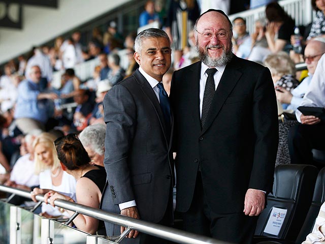 Хан принял участие в памятной церемонии, прошедшей на одном из стадионов на севере Лондона. Всего там присутствовало несколько тысяч представителей еврейской общины, в том числе около 150 человек, переживших Холокост