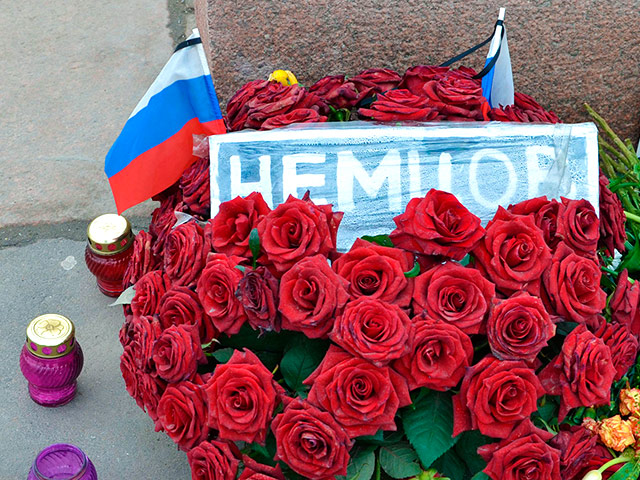 Во время очередной зачистки народного мемориала на мосту, где был убит Борис Немцов, прошедшей в ночь с 8 на 9 мая, задержаны двое активистов