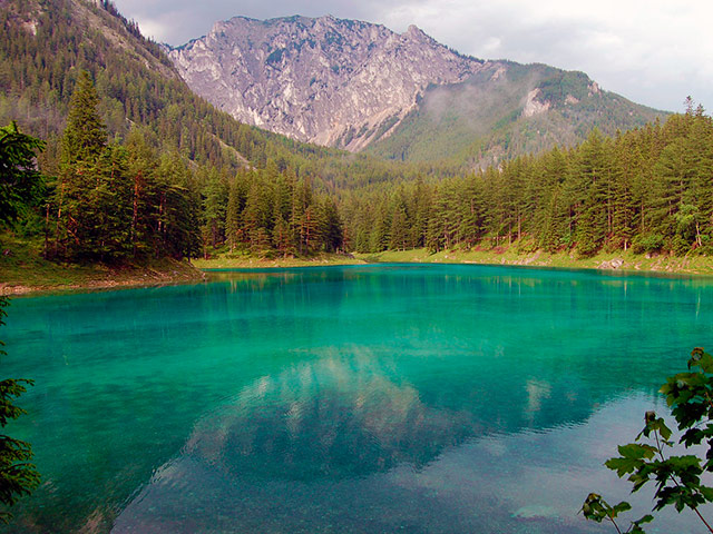 Знаменитое австрийское озеро Грюнер-Зе, расположенное в федеральной земле Штирии неподалеку от деревни Трагес, рискует потерять свою уникальность, которую водоем приобрел благодаря красивейшему изумрудно-зеленому окрасу воды
