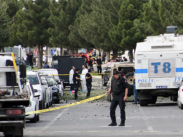 На юго-востоке Турции в городе Диярбакыр прогремел взрыв. По предварительным данным, взрывное устройство было установлено в автомобиле в центральном районе города