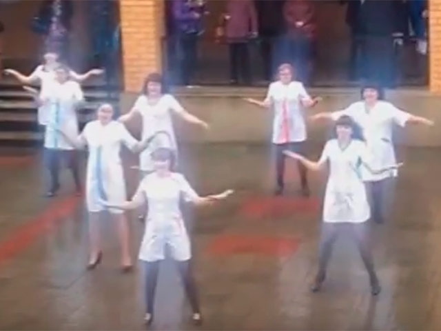 Амурские медсестры отметили профессиональный праздник танцем в белых халатах под ливнем