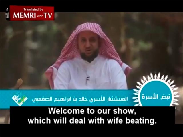 Семейный терапевт из Саудовской Аравии показал на видео, как нужно бить жен