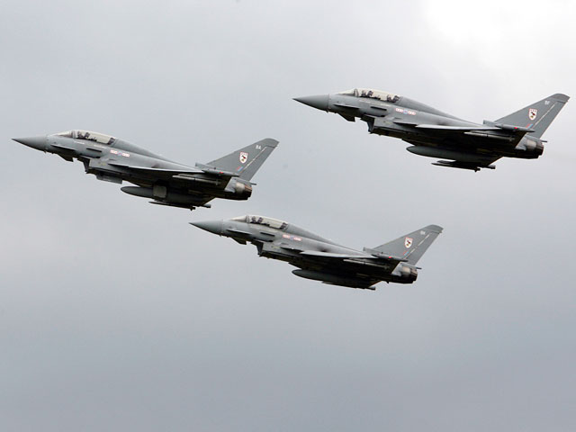 Истребители Typhoon королевских ВВС Великобритании в четверг поднялись в воздух в небе над Балтикой для сопровождения российских военных транспортных самолетов, приблизившихся вполтную к государственным границам стран Балтии