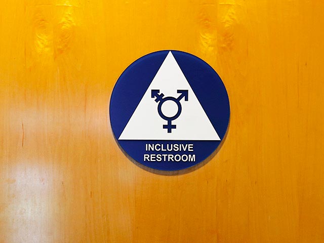 В пятницу, 13 мая, администрация президента США распространит рекомендации для всех государственных школ страны по поводу обустройства туалетных комнат для трансгендеров