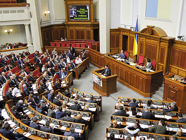 Депутаты Верховной Рады Украины устроили небольшую драку во время пленарного заседания 13 мая из-за того, что один из них выступал на русском языке