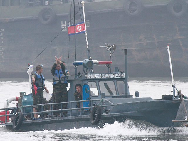 Власти Северной Кореи проинформировали российских дипломатов, что задержанной российской яхте "Элфин" разрешено покинуть северокорейский порт Кимчак (Кимчхэк)