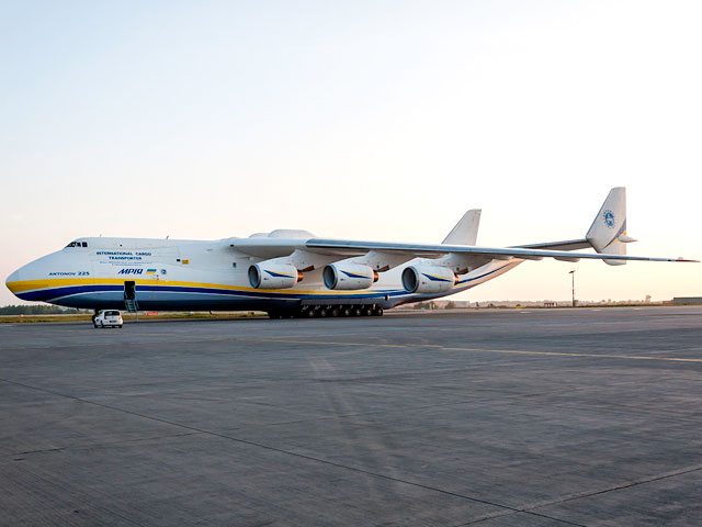 Самый большой в мире транспортный самолет Ан-225 "Мрия" завершил четырехдневный перелет из Чехии в Австралию и прибыл в аэропорт города Перт в воскресенье