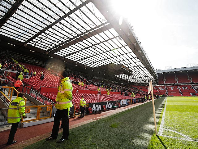 Матч заключительного тура чемпионата Англии по футболу "Манчестер Юнайтед" - "Борнмут" отменен из-за эвакуации трибун стадиона "Олд Траффорд" в Манчестере. Власти сообщили об угрозе взрыва