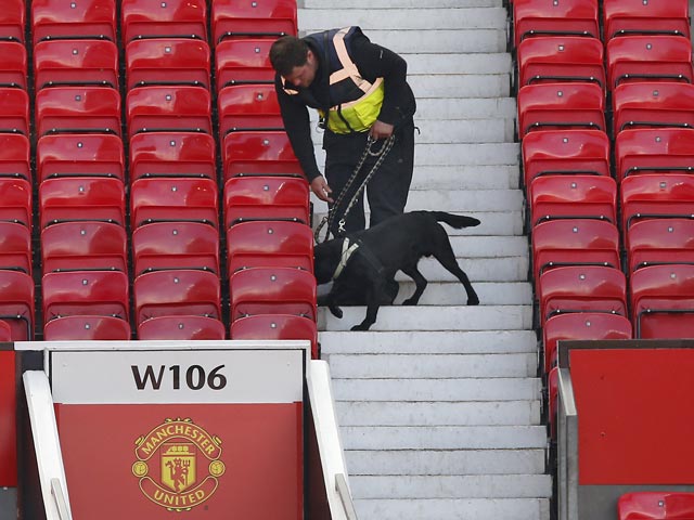 Британские полицейские отменили воскресный матч последнего тура чемпионата Англии по футболу между "Манчестер Юнайтед" и "Борнмутом" из-за муляжа взрывного устройства, забытого на трибунах своими коллегами