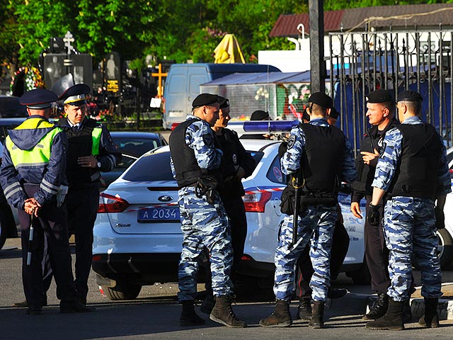 Среди задержанных участников массового побоища на Хованском кладбище есть полицейский, сообщили ТАСС в столичном ГУ МВД России