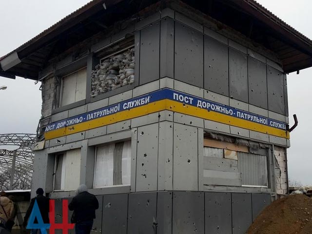 Журналисты НТВ попали под обстрел в зоне разграничения в Донбассе. Никто не пострадал. Об этом сообщает Донецкое агентство новостей