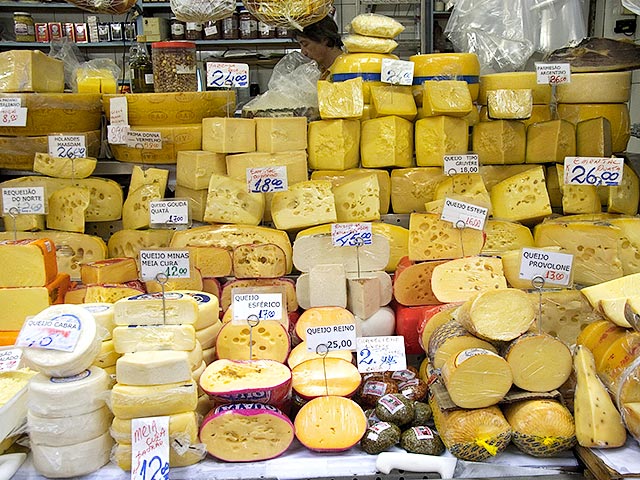 Американский рынок страдает от перепроизводства зерна, мяса, молока и в особенности сыра. "Избыток сыра настолько велик, что для решения этой проблемы каждому американцу необходимо съесть в этом году как минимум 1,5 лишних кг", - пишет газета The Wall Street Journal