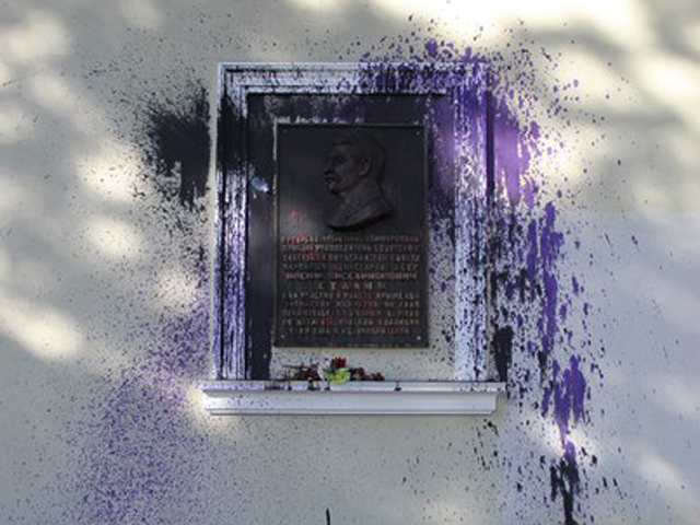 В Симферополе в канун годовщины депортации крымских татар в ночь с 17 на 18 мая неизвестные облили краской мемориальную табличку Иосифа Сталина, размещенную на стене здания офиса Крымского отделения КПРФ