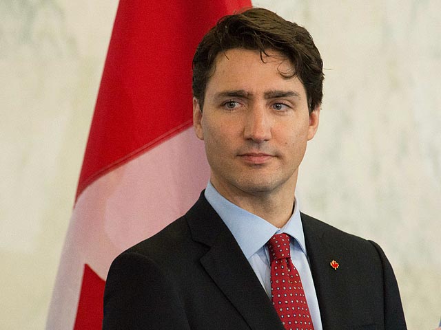 Премьеру Канады пришлось извиниться перед женщиной-депутатом за то, что задел ее локтем