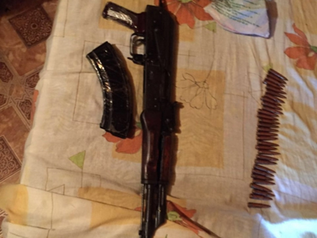 Мигрант, проживавший на даче москвича, хранил в бытовке автомат и муляж бомбы