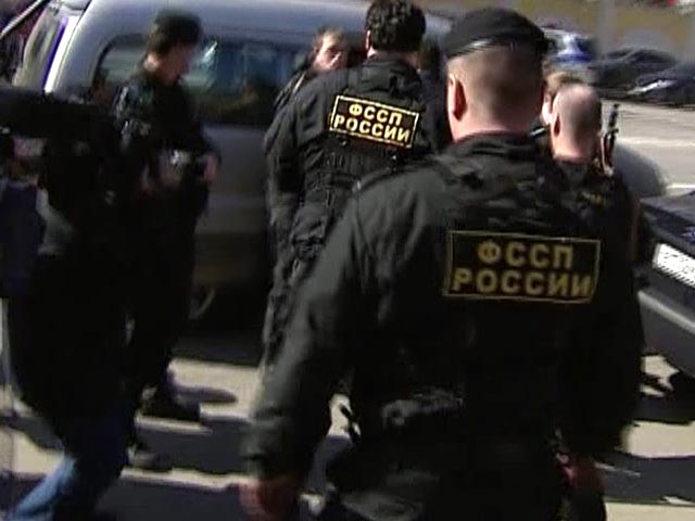Судебные приставы взыскали 150 тысяч рублей у цыган из поселка Плеханово и арестовали автомобили