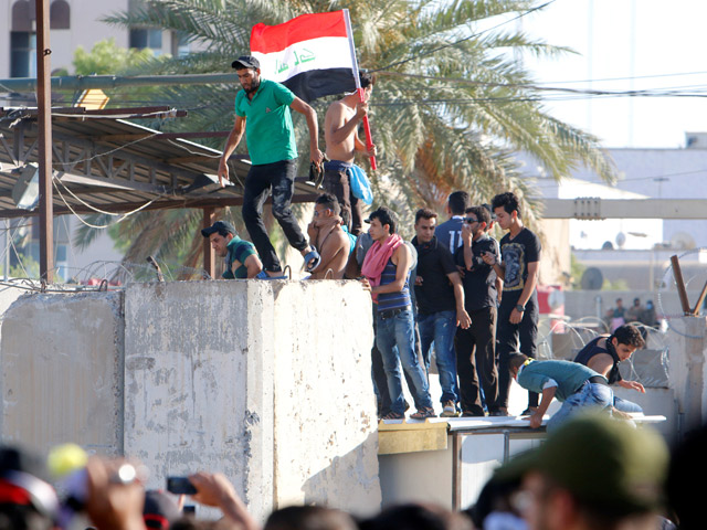 Власти Ирака ввели комендантский час после того, как протестующие 20 мая прорвались в правительственный квартал