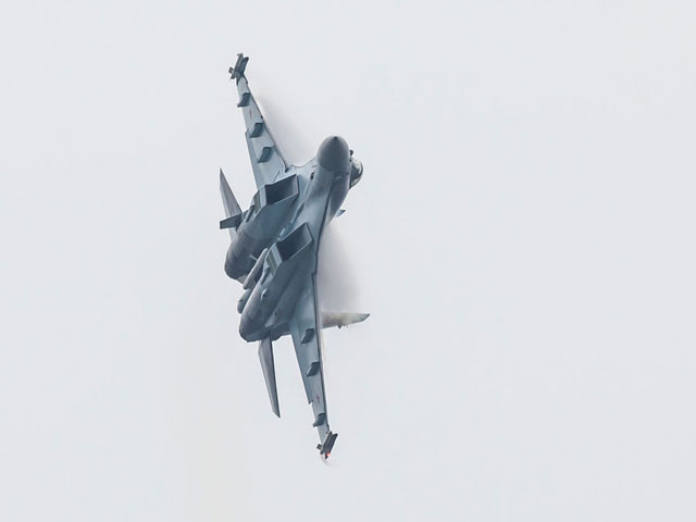 Истребитель Су-27 экстренно сел в Липецке из-за неполадок в двигателе