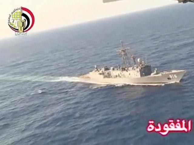 Моряки египетского военного флота, принимающие участие в поисковой операции на месте крушения лайнера EgyptAir в Средиземном море, определили местоположение его бортовых самописцев
