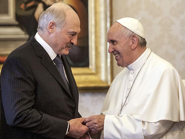 Президент Белоруссии Александр Лукашенко в субботу встретился с Папой Римским Франциском. После встречи он сообщил о приглашении в Белоруссию, где надеется организовать встречу понтифика и российского Патриарха