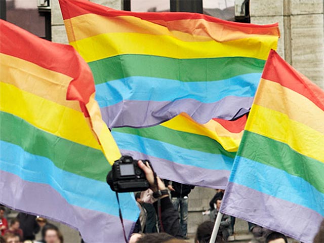 В столице Молдавии Кишиневе в воскресенье в очередной раз не удалось провести ЛГБТ-марш "Без страха": Сотню участников, которых закидали яйцами православные активисты и общественники, полицейским пришлось эвакуировать в автобусах