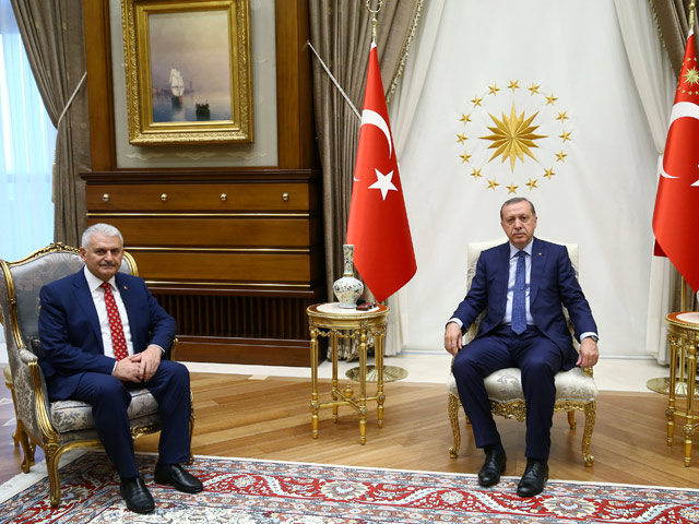 Президент Турции Тайип Эрдоган поручил Бинали Йылдырыму, избранному новым председателем правящей в стране Партии справедливости развития, сформировать правительство страны