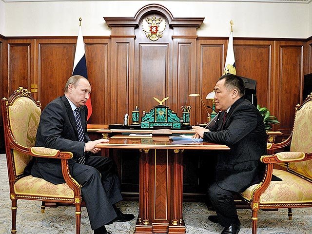 Глава республики Тува Шолбан Кара-оол на встрече с президентом России заявил о своем решении подать в отставку. Он намерен участвовать в досрочных выборах в сентябре 2016 года