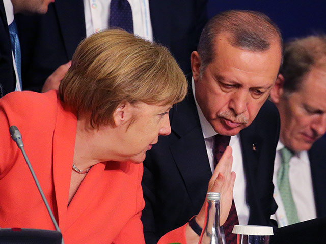 Канцлер Германии Ангела Меркель на встрече с президентом Турции Реджепом Тайипом Эрдоганом выразила озабоченность голосованием турецкого парламента за законопроект, позволяющий лишить неприкосновенности почти всех депутатов прокурдской Партии демократии народов (ПДН)