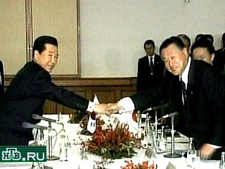 Президент Южной Кореи Ким Де Чжун убеждал сегодня руководство Японии в необходимости развития отношений этой страны с Северной Кореей