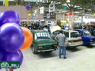 В Хабаровске проходит автомобильная выставка "Транспорт-автотех-2000", на которой представлены последние достижения российского автомобилестроения