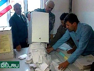 На 4 часа раньше срока закрылись избирательные участки в сербском крае Косове. Голосование по выборам президента закончилось в 16.00 часов по местному времени, хотя должно было продолжаться до 20.00 часов