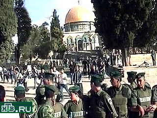 Около 200 молодых палестинцев сегодня напали на почти тысячный отряд израильских полицейских, несущих охрану Иерусалимского комплекса "Храмовая гора"