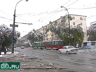 Минувшей ночью на города и села Челябинской области обрушился снегопад с сильным ветром