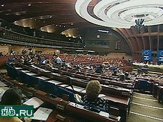 Депутаты ПАСЕ почти единогласно приняли резолюцию о подтверждении статуса российской делегации, поставив условием для этого улучшение ситуации в Чечне